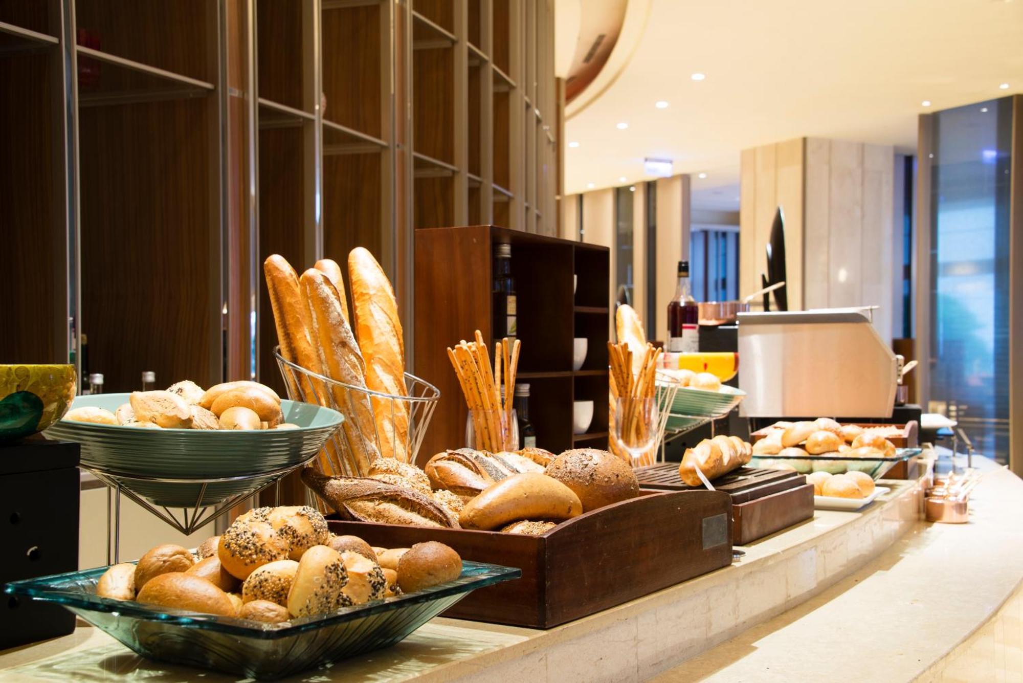 Hotel Nikko Saigon Ho Chi Minh-byen Eksteriør bilde Bread at a buffet